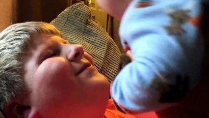 Quand Bébé vomit sur son grand frère : la bonne surprise!