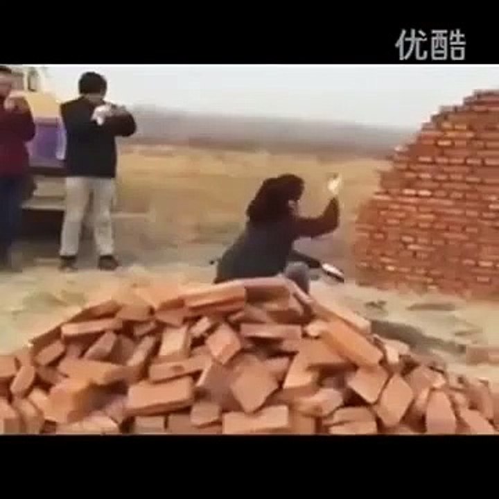 Cô gái tung gạch xây nhà siêu khủng