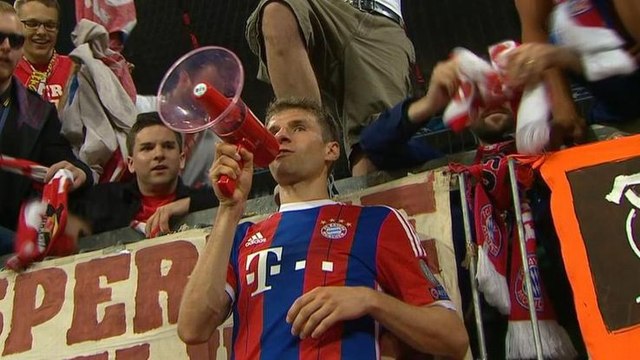 Emmenés par Thomas Muller les joueurs du Bayern fêtent leur victoire avec leurs fans
