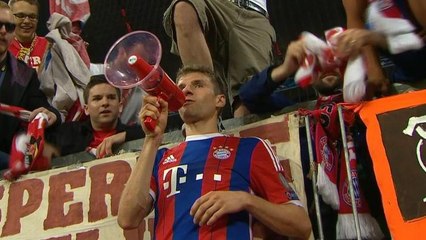 Emmenés par Thomas Muller les joueurs du Bayern  fêtent leur victoire avec leurs fans