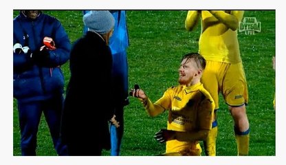 Ivan Novoseltsev demande sa petite amie en mariage sur le terrain