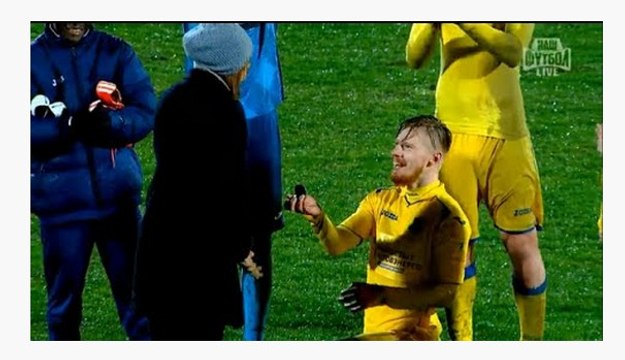 Ivan Novoseltsev demande sa petite amie en mariage sur le terrain