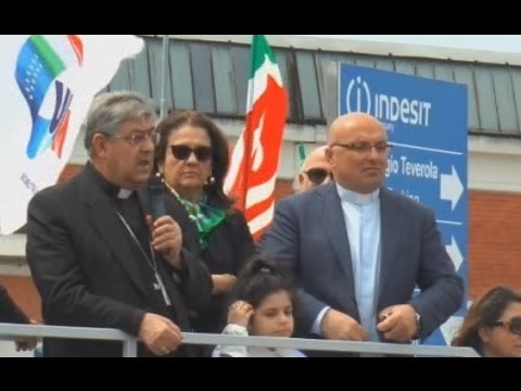 Carinaro (CE) - Indesit, il cardinale Sepe incontra gli operai (19.04.15)
