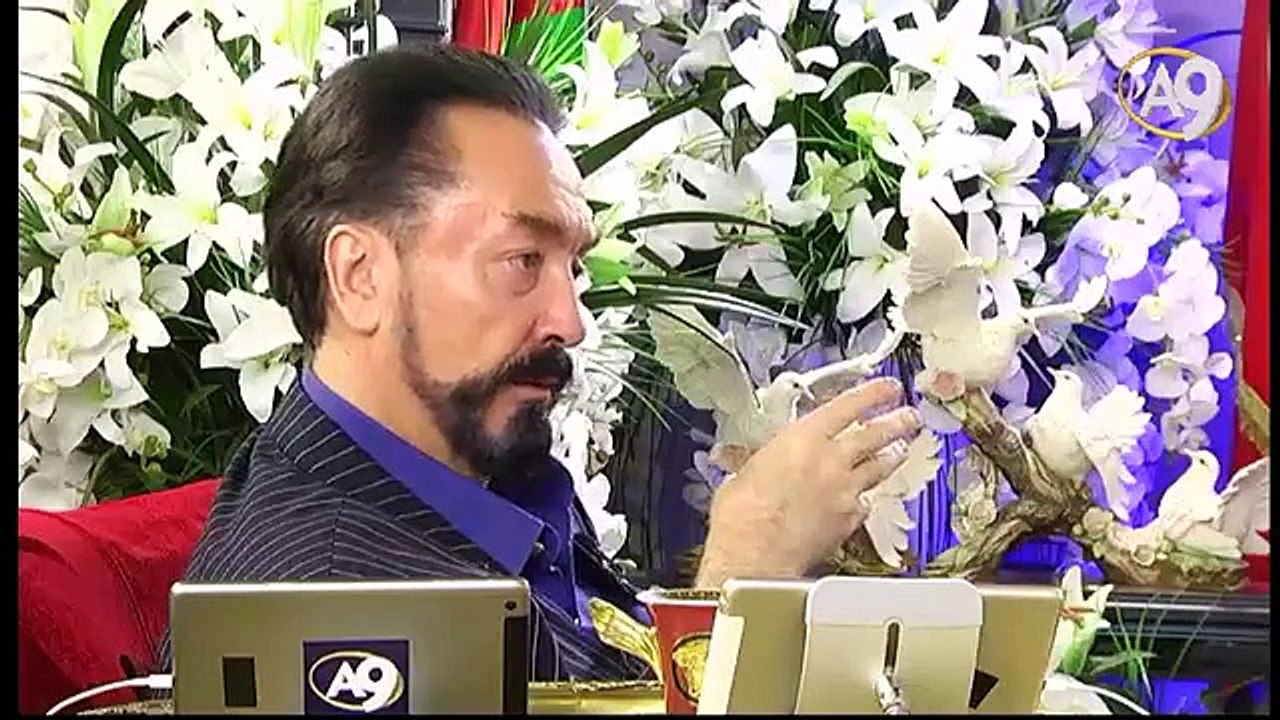 Mülteciler sık sık denizde boğularak ölüyor. Kedi köpek ölse dünyanın daha çok umrunda olur. Dünyanın insan sevgisine ihtiyacı var