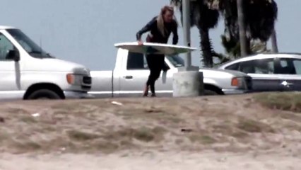 El intrépido surfer que 'caza' olas de barco