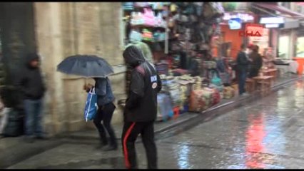 Çok Ani ve Etkili Bastırdı. Kapalıçarşı Yağmurdan Kaçanların Sığınağı Oldu