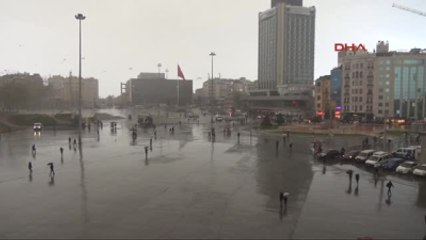 Dolu Taksim'i Beyaza Bürüdü