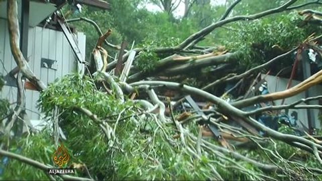 Flash floods leave 200,000 Australians without power