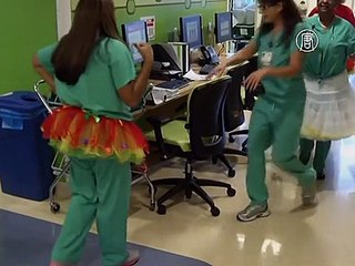 Врачи надели балетные пачки, чтобы развеселить юных пациентов