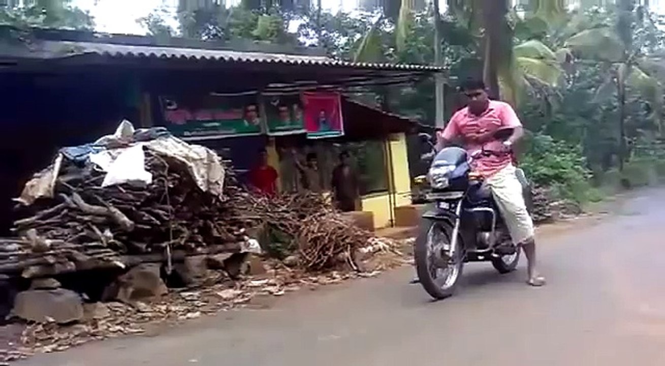 video lucu, lucu banget, jatuh dari motor, dijamin lucu abis.