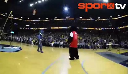 Maskotların kapışması nefes kesti!