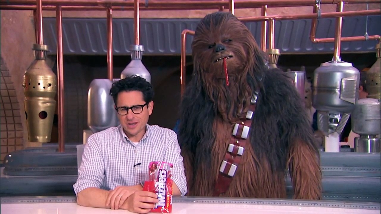 J.J. Abrams embrasse Chewbacca