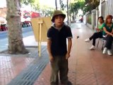 Un gamin  joue de la batterie et danse dans la rue!