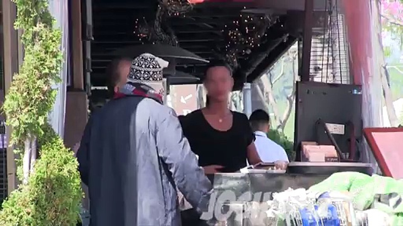 Un SDF se voit refuser l'entrée de restaurants jusqu'à ce qu'il revienne en Ferrari!