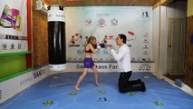 Une fille de 8 ans nous fait une démo de  Boxe