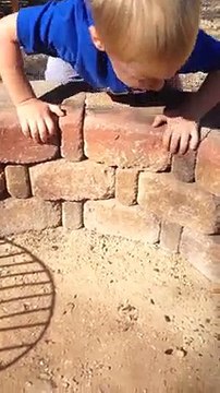 Ce gamin prend la queue d'un lézard et la mange !