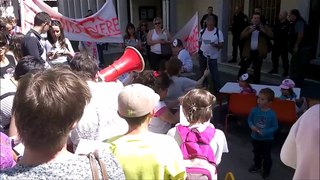 Manifestation des parents d'élèves d'Orcières et de Poligny devant l'inspection académique