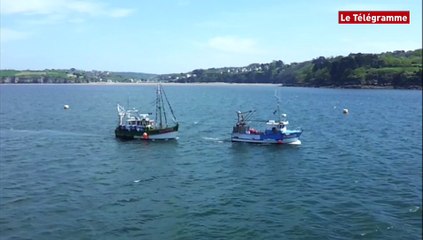 Douarnenez. Un chalutier en feu au large