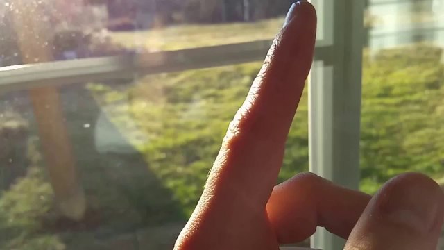 Musique avec un bruit de doigt sur la vitre