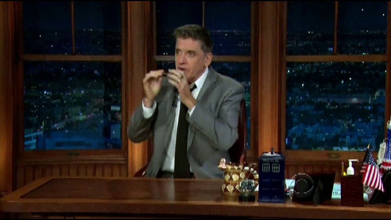 Craig Ferguson chante avec son squelette