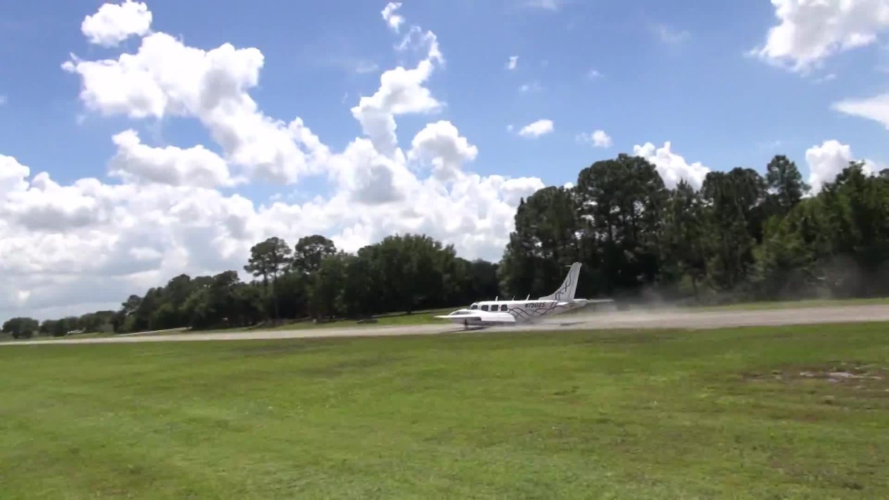 Un pilote oublie de sortir le train d’atterrissage de son avion