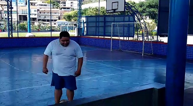 Internauta faz cesta de basquete com os pés em Vitória