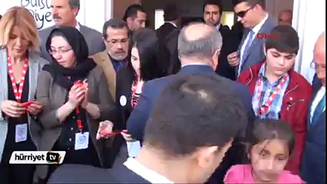 Gülben Ergen açılış sırasında baygınlık geçirdi