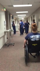 Surprise d'une paralysée à son infirmière : elle va remarcher devant elle!