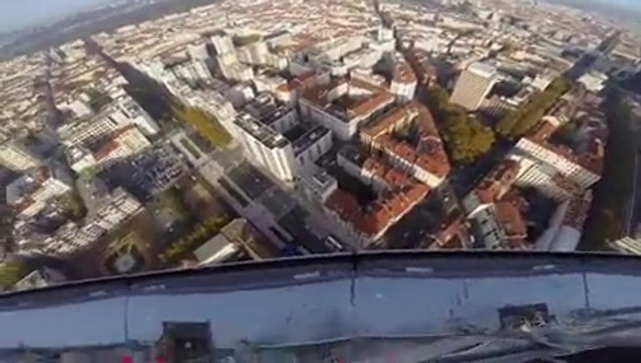 Saut illégal en BASE Jump depuis la tour Incity à Lyon