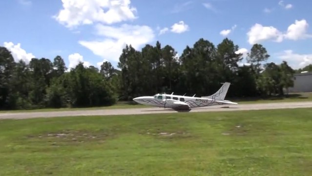 Ce pilote d'avion oublie le train d'atterrissage !!
