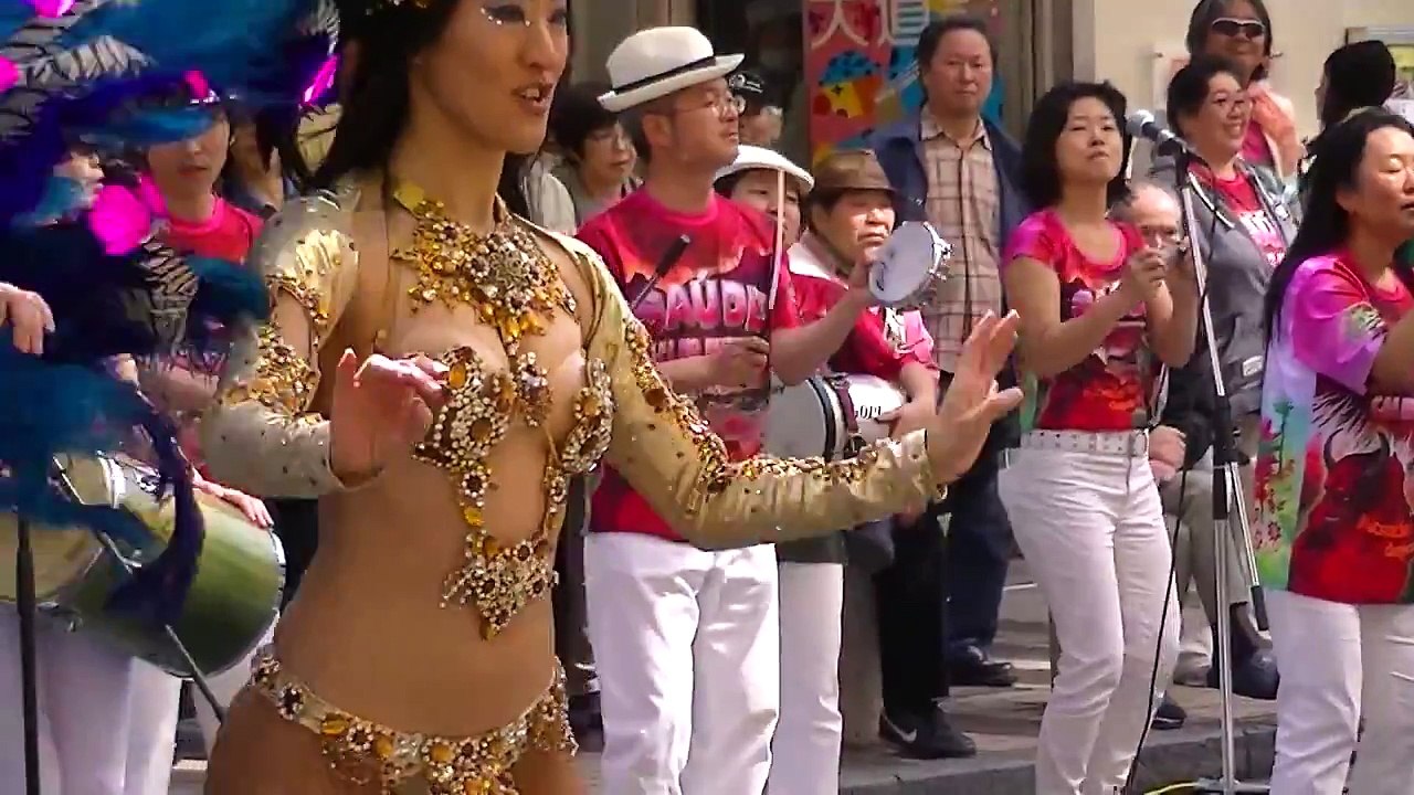 【Samba】ヨコハマ大道芸２０１５　エスコーラ・ヂ・サンバ・サウーヂ　第三幕その２
