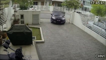 Brave Girl Fighting with Snatchers