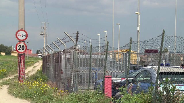 Pour les migrants de Méditerranée, l'ennui du centre d'accueil