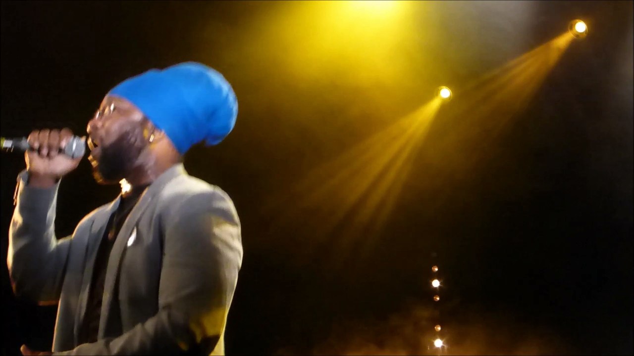 Ras Mac Bean backed by Korodjo sound a l'Akwaba - the price of Jah love (live)