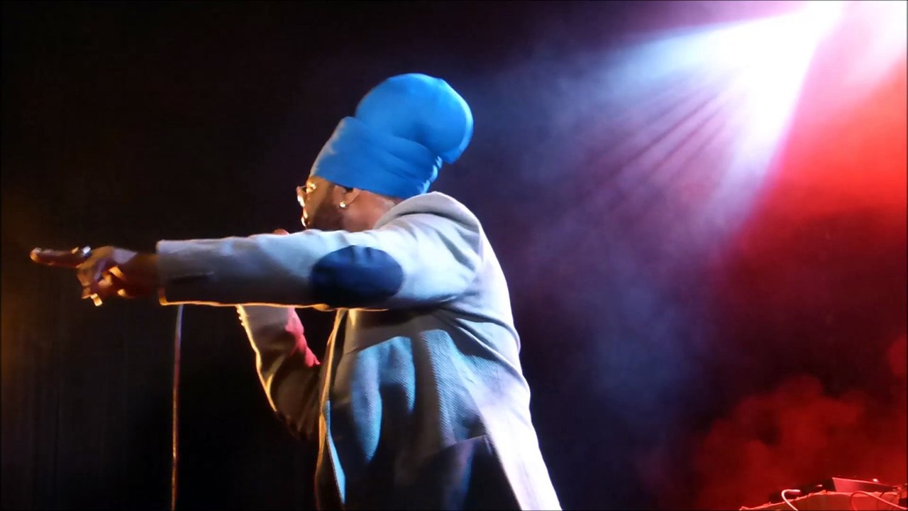 Ras Mac Bean backed by Korodjo sound a l'Akwaba - give Jah the glory (live)