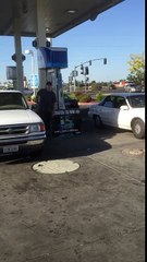 En pleine bagarre, il prend la fuite au volant de sa Voiture ...