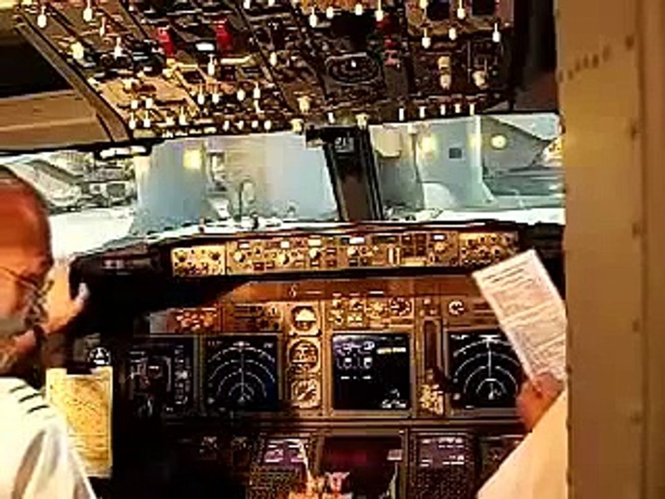 هبوط طائره من داخل الكابينه.flv