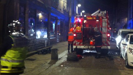 Le feu de voiture se propage à l'immeuble