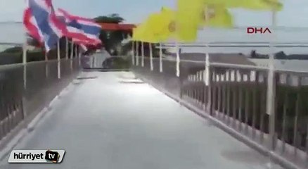 İçinden elektrik kabloları geçen üst geçit görenleri şaşırtıyor