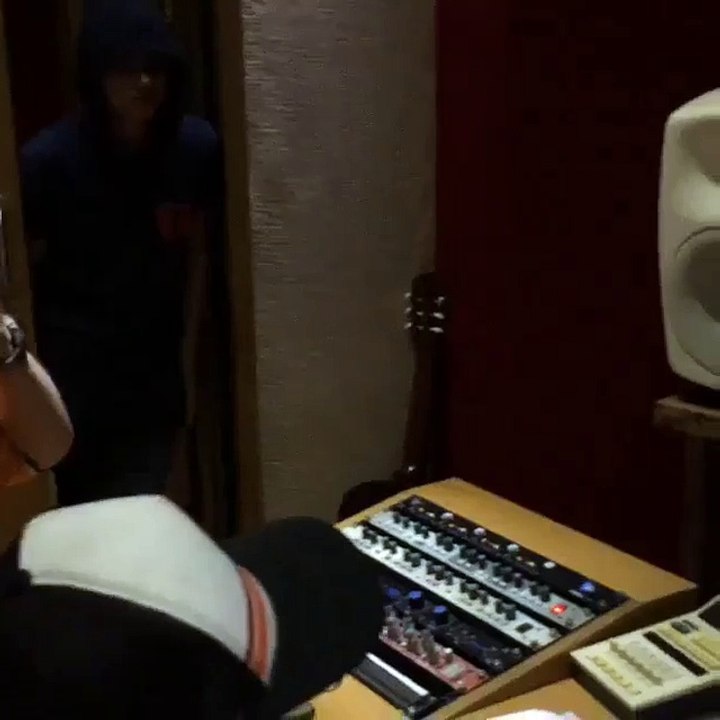 Aliando rekaman single religi "Hanyalah kepadamu" Part2 @Yhiyie23__ @GLOWMUSIC_ID @devis_nic
