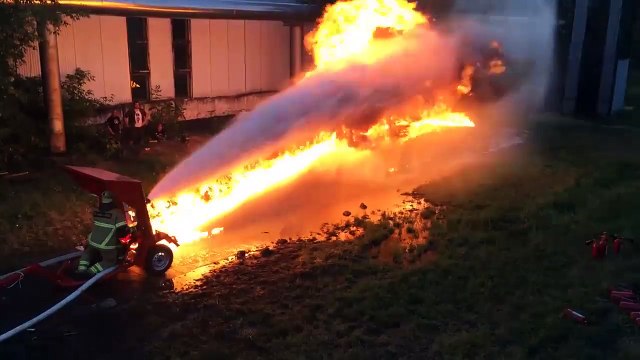 Duel entre un lance-flammes et une lance dincendie