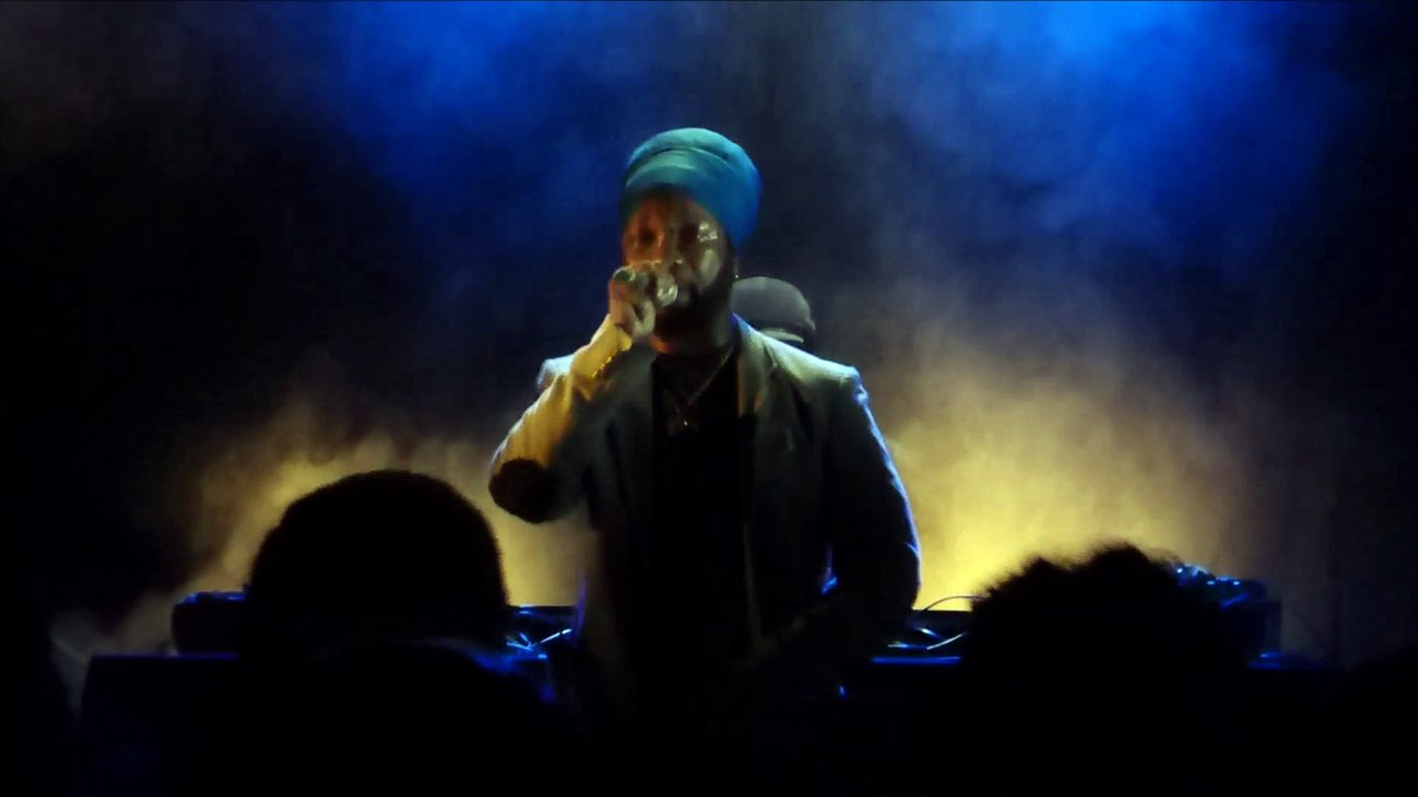 Ras Mac Bean backed by Korodjo sound a l'Akwaba - It makes sense (live)