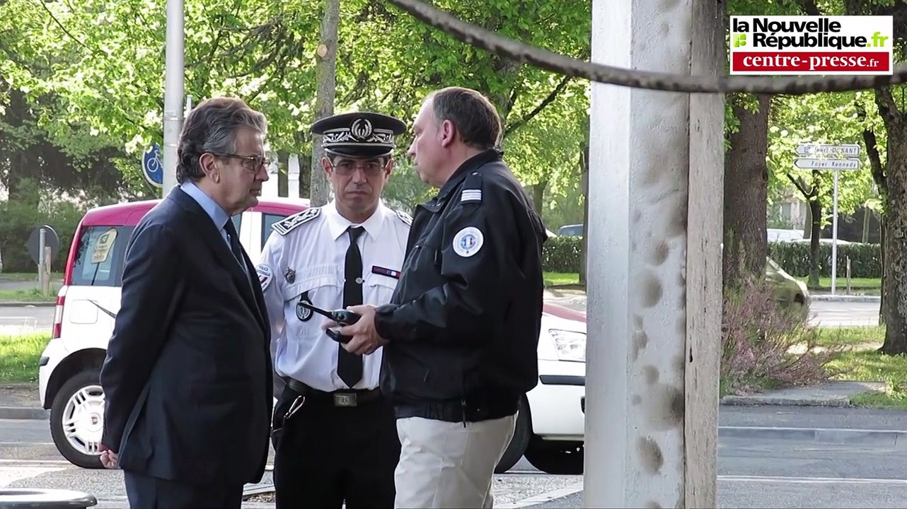 VIDEO Poitiers: une voiture incendiée devant le commissariat des Couronneries