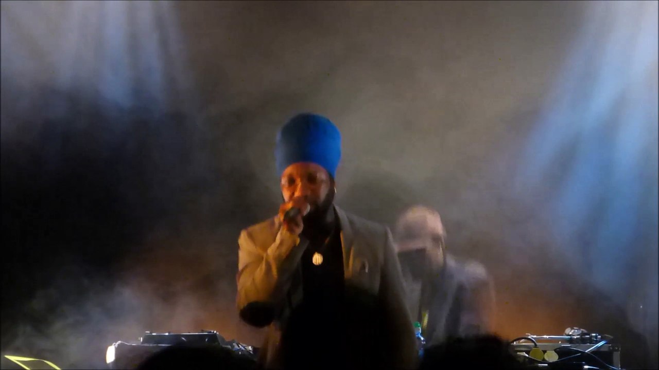 Ras Mac Bean backed by Korodjo sound a l'Akwaba - Run For Cover (live)