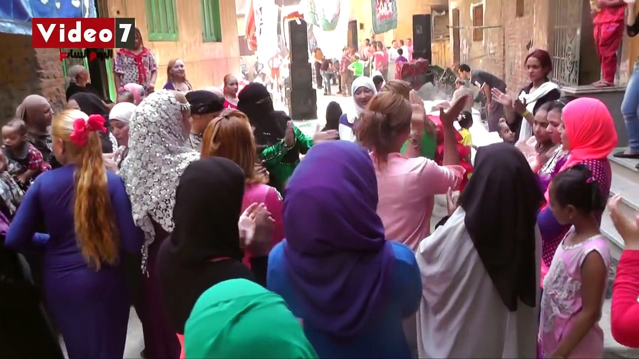 منتقبة ترقص على أنغام «تسلم الأيادى» بفرح شعبى فى الجيارة
