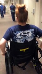 Une fille paralysée fait une surprise à son infirmière