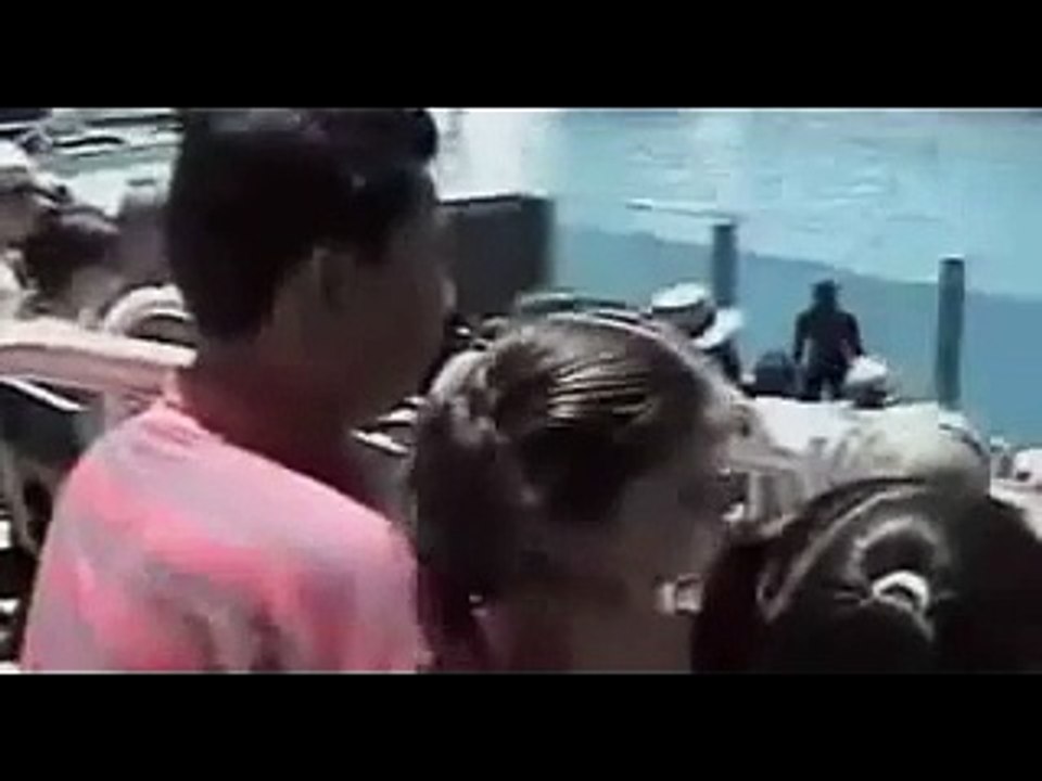 Momento do ataque da orca a treinadora em Orlando http://brmaster.net/