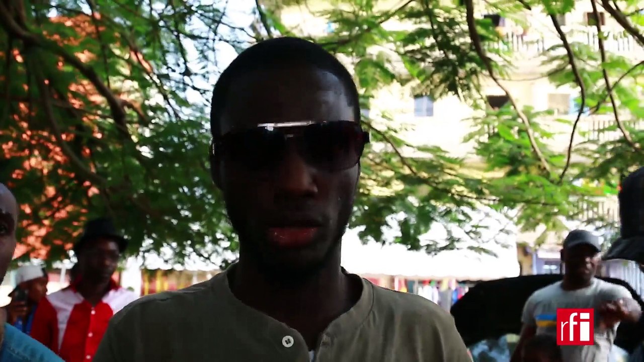 Freestyle ‪binaural‬ sous l'arbre à palabres à Abidjan Couleurs Tropicales