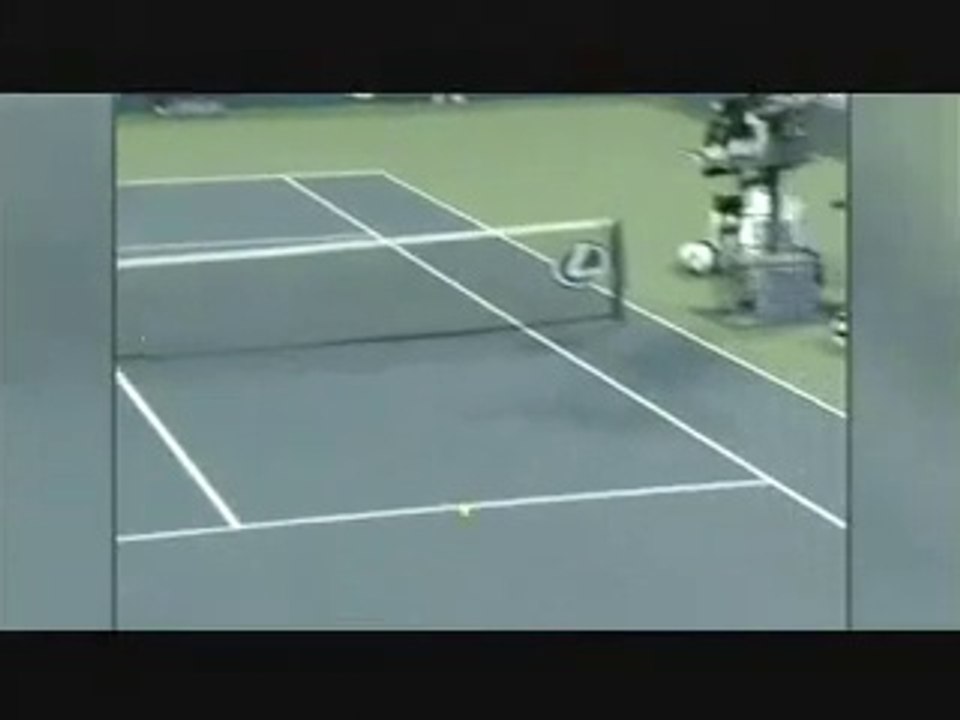 Federer returns a 140 mph Roddick serve (Insane)