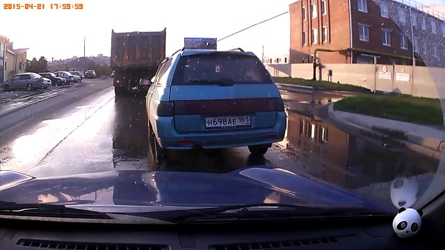 Случай в Ростове: о правиле ДДД ... Автомобилисту не понравилось, что его не пустили в ряд...